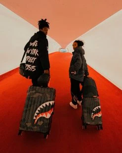 SPRAYGROUND® 3AM SHARKNAUTICS 29.5” FULL-SIZE LUGGAGE 27 SPRAYGROUND® 3AM SHARKNAUTICS 29.5” FULL-SIZE LUGGAGE