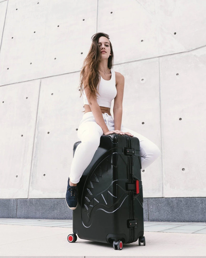 SPRAYGROUND® SHARKITECTURE MOLDED 29” FULL-SIZE LUGGAGE 9 SPRAYGROUND® SHARKITECTURE MOLDED 29” FULL-SIZE LUGGAGE