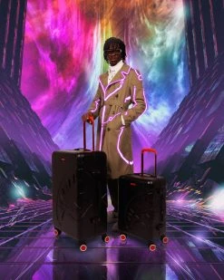 SPRAYGROUND® SHARKITECTURE MOLDED 29” FULL-SIZE LUGGAGE 32 SPRAYGROUND® SHARKITECTURE MOLDED 29” FULL-SIZE LUGGAGE