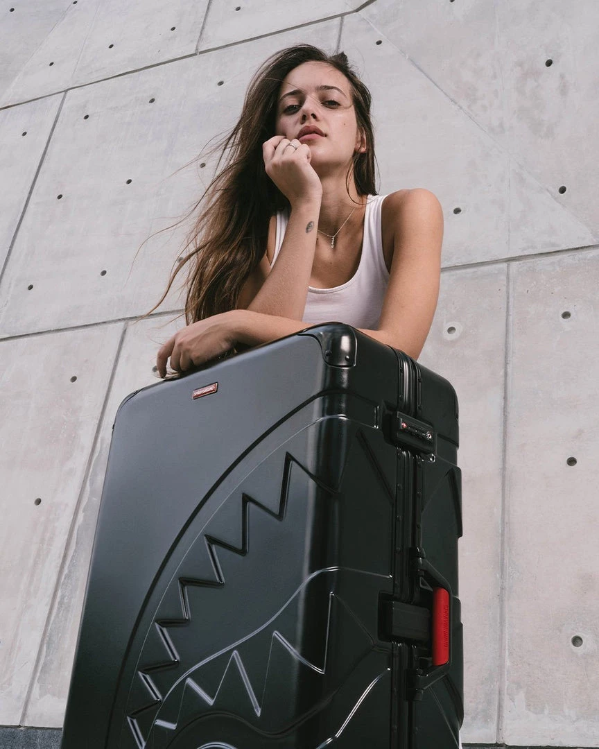 SPRAYGROUND® SHARKITECTURE MOLDED 29” FULL-SIZE LUGGAGE 2 SPRAYGROUND® SHARKITECTURE MOLDED 29” FULL-SIZE LUGGAGE