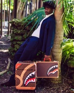 SPRAYGROUND® HENNY AIR TO THE THRONE ATTACHÉ BRIEFCASE ATTACHÉ BRIEFCASES 7 SPRAYGROUND® HENNY AIR TO THE THRONE ATTACHÉ BRIEFCASE ATTACHÉ BRIEFCASES