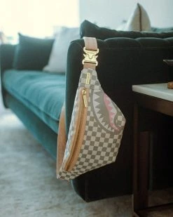 SPRAYGROUND® ROSE ALL DAY LA PALAIS SAVVY CROSSBODY 5 SPRAYGROUND® ROSE ALL DAY LA PALAIS SAVVY CROSSBODY