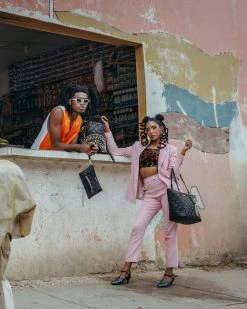 SPRAYGROUND® NOIR QUILT GOLD CHAIN SHARK CROSSOVER CLUTCH CROSSOVER CLUTCHES 17 SPRAYGROUND® NOIR QUILT GOLD CHAIN SHARK CROSSOVER CLUTCH CROSSOVER CLUTCHES