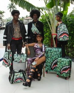 SPRAYGROUND® MAMA I MADE IT SHARKITECTURE HARDSHELL FULL-SIZE LUGGAGE 26 SPRAYGROUND® MAMA I MADE IT SHARKITECTURE HARDSHELL FULL-SIZE LUGGAGE