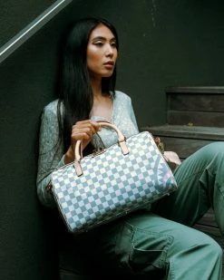 SPRAYGROUND® ROSE ALL DAY LA PALAIS MINI DUFFLE 29 SPRAYGROUND® ROSE ALL DAY LA PALAIS MINI DUFFLE