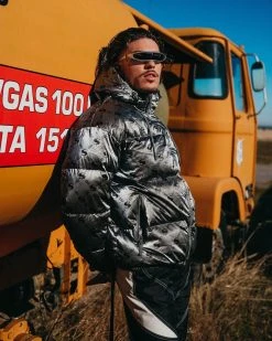 SPRAYGROUND® MONEYGRAM PUFFER JACKET (PLATINUM) APPAREL+GEAR 5 SPRAYGROUND® MONEYGRAM PUFFER JACKET (PLATINUM) APPAREL+GEAR