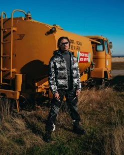 SPRAYGROUND® MONEYGRAM PUFFER JACKET (PLATINUM) APPAREL+GEAR 7 SPRAYGROUND® MONEYGRAM PUFFER JACKET (PLATINUM) APPAREL+GEAR