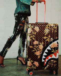 SPRAYGROUND® SHARKFLOWER 29.5” FULL-SIZE SHARKNAUTICS LUGGAGE FULL-SIZE LUGGAGE 17 SPRAYGROUND® SHARKFLOWER 29.5” FULL-SIZE SHARKNAUTICS LUGGAGE FULL-SIZE LUGGAGE