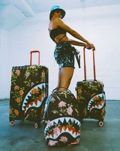 SPRAYGROUND® SHARKFLOWER 29.5” FULL-SIZE SHARKNAUTICS LUGGAGE FULL-SIZE LUGGAGE 3 SPRAYGROUND® SHARKFLOWER 29.5” FULL-SIZE SHARKNAUTICS LUGGAGE FULL-SIZE LUGGAGE