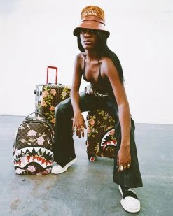 SPRAYGROUND® SHARKFLOWER 29.5” FULL-SIZE SHARKNAUTICS LUGGAGE FULL-SIZE LUGGAGE 10 SPRAYGROUND® SHARKFLOWER 29.5” FULL-SIZE SHARKNAUTICS LUGGAGE FULL-SIZE LUGGAGE